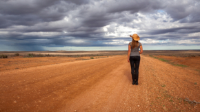 Australien Outback Junge Frau Gewitter Foto iStock lovleah.jpg
